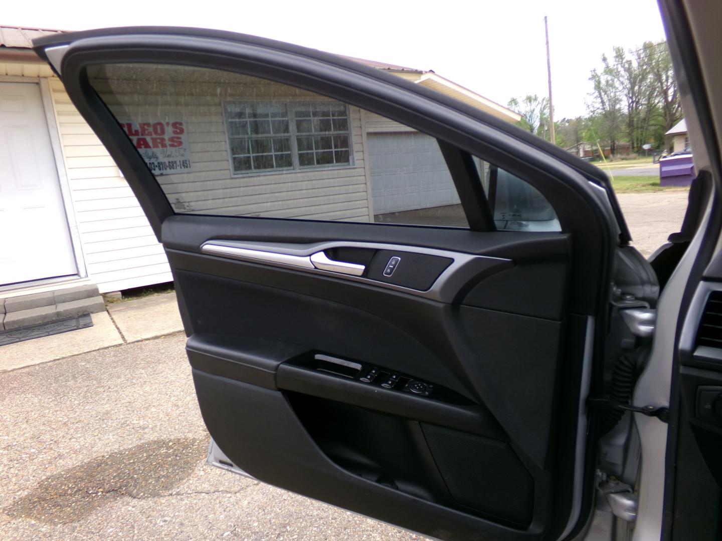 2016 Silver /Black Ford Fusion SE (3PA6P0H72GR) with an 2.5L engine, automatic transmission, located at 401 First NE, Bearden, AR, 71720, (870) 687-3414, 33.726528, -92.611519 - Photo#6